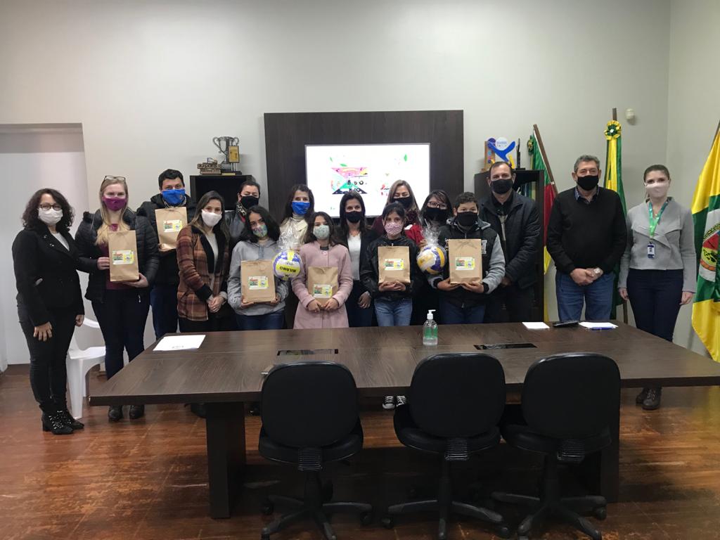 Premiados os alunos vencedores de concurso do Programa Giruá Mais Sustentável